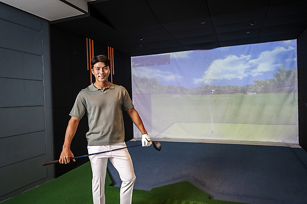 포토 JPG 응시 남자 40대 중년 중년라이프 골프공 실내 한명 미소 들기 상반신 취미 앞모습 운동 스크린 골프채 한국인 골프연습장 골프연습 스크린골프 스크린골프장 중년남자한명만 영포티 국내포토 1 라이프스타일 시선 뷰포인트 골프 공 모션 골프장 골프용품 표정 건강 사람 동양인 성인 내부 연습 신조어 남자한명만 중년남자만 파일형식