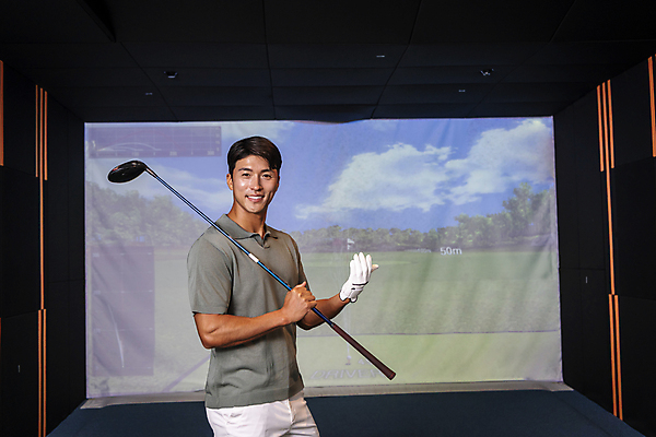 포토 JPG 응시 남자 40대 중년 중년라이프 골프공 실내 한명 미소 들기 손짓 상반신 취미 옆모습 운동 손들기 스크린 골프채 한국인 골프연습장 골프연습 스크린골프 스크린골프장 중년남자한명만 영포티 국내포토 1 라이프스타일 시선 뷰포인트 골프 공 모션 골프장 골프용품 표정 건강 사람 동양인 성인 내부 연습 신조어 남자한명만 중년남자만 파일형식