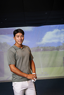 포토 JPG 응시 남자 40대 중년 중년라이프 실내 한명 미소 상반신 취미 앞모습 운동 스크린 골프채 한국인 잡기 골프연습장 골프연습 스크린골프 스크린골프장 중년남자한명만 영포티 국내포토 1 라이프스타일 시선 뷰포인트 골프 모션 골프장 골프용품 표정 건강 사람 동양인 성인 내부 연습 신조어 남자한명만 중년남자만 파일형식