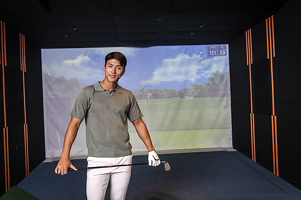 포토 JPG 응시 남자 40대 중년 중년라이프 실내 한명 미소 들기 상반신 취미 앞모습 운동 스크린 골프채 한국인 골프연습장 골프연습 스크린골프 스크린골프장 중년남자한명만 영포티 국내포토 1 라이프스타일 시선 뷰포인트 골프 모션 골프장 골프용품 표정 건강 사람 동양인 성인 내부 연습 신조어 남자한명만 중년남자만 파일형식