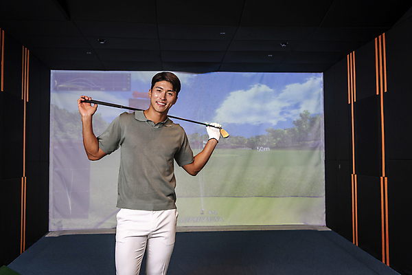 포토 JPG 응시 남자 40대 중년 중년라이프 실내 한명 미소 들기 상반신 취미 앞모습 운동 스크린 골프채 한국인 골프연습장 골프연습 스크린골프 스크린골프장 중년남자한명만 영포티 국내포토 1 라이프스타일 시선 뷰포인트 골프 모션 골프장 골프용품 표정 건강 사람 동양인 성인 내부 연습 신조어 남자한명만 중년남자만 파일형식