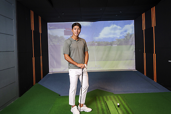 포토 JPG 전신 응시 남자 40대 중년 중년라이프 골프공 실내 한명 서기 미소 취미 앞모습 운동 스크린 골프채 한국인 잡기 골프연습장 골프연습 스크린골프 스크린골프장 중년남자한명만 영포티 국내포토 1 라이프스타일 시선 뷰포인트 골프 공 모션 골프장 골프용품 표정 건강 사람 동양인 성인 내부 연습 신조어 남자한명만 중년남자만 파일형식