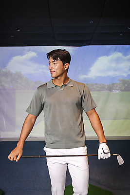 포토 JPG 응시 남자 40대 중년 중년라이프 실내 한명 미소 들기 상반신 취미 앞모습 운동 스크린 골프채 한국인 골프연습장 골프연습 스크린골프 스크린골프장 중년남자한명만 영포티 국내포토 1 라이프스타일 시선 뷰포인트 골프 모션 골프장 골프용품 표정 건강 사람 동양인 성인 내부 연습 신조어 남자한명만 중년남자만 파일형식
