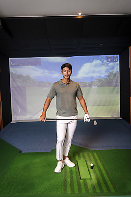 포토 JPG 전신 응시 남자 40대 중년 중년라이프 골프공 실내 한명 서기 미소 취미 앞모습 운동 스크린 골프채 한국인 골프연습장 골프연습 스크린골프 스크린골프장 중년남자한명만 영포티 국내포토 1 라이프스타일 시선 뷰포인트 골프 공 모션 골프장 골프용품 표정 건강 사람 동양인 성인 내부 연습 신조어 남자한명만 중년남자만 파일형식