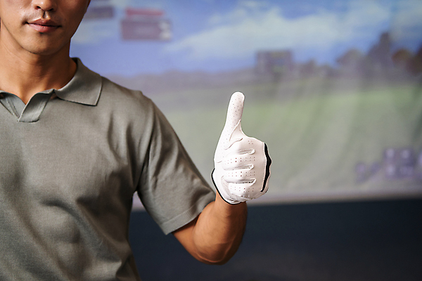 포토 JPG 손 남자 40대 중년 중년라이프 실내 한명 미소 상반신 취미 운동 손들기 스크린 한국인 최고 골프연습장 골프연습 스크린골프 스크린골프장 중년남자한명만 영포티 국내포토 1 라이프스타일 골프 모션 골프장 표정 건강 사람 동양인 성인 내부 신체부위 연습 신조어 남자한명만 중년남자만 파일형식