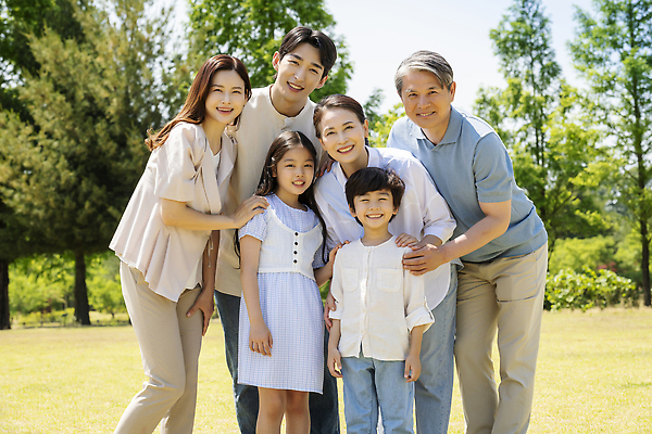 포토 JPG 주간 전신 나무 부부 응시 공원 여자 노년 남자 행복 어린이 손자 대가족 허리숙이기 서기 미소 소녀 소년 잔디 여러명 상반신 성인 야외 앞모습 옆모습 10대 30대 부모 한국인 자녀 가족라이프 60대 즐거움 가족사진 조부모 어깨에손 단체사진 국내포토 자연요소 식물 라이프스타일 커플 시선 공공시설 감정 뷰포인트 다수 가족 모션 청소년 표정 숙이기 사람 동양인 장년 손주 기념사진 파일형식