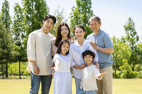 포토 JPG 주간 나무 부부 응시 공원 여자 노년 남자 행복 어린이 손자 대가족 서기 미소 소녀 소년 여러명 상반신 성인 야외 앞모습 옆모습 10대 30대 부모 한국인 자녀 가족라이프 60대 손내밀기 즐거움 손뻗기 조부모 어깨에손 단체사진 국내포토 자연요소 식물 라이프스타일 커플 시선 공공시설 감정 뷰포인트 다수 가족 모션 청소년 표정 사람 동양인 손짓 장년 손주 기념사진 파일형식