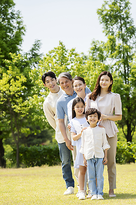 포토 JPG 주간 전신 나무 부부 응시 공원 여자 노년 남자 행복 어린이 손자 대가족 서기 미소 소녀 소년 잔디 여러명 성인 야외 앞모습 10대 30대 부모 한국인 자녀 가족라이프 60대 즐거움 일렬 조부모 줄서기 어깨에손 단체사진 국내포토 자연요소 식물 라이프스타일 커플 시선 공공시설 감정 뷰포인트 다수 가족 모션 청소년 표정 사람 동양인 장년 손주 기념사진 파일형식