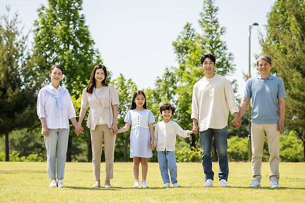 포토 JPG 주간 전신 나무 부부 응시 공원 여자 노년 남자 행복 어린이 손자 대가족 서기 미소 소녀 소년 잔디 여러명 성인 야외 앞모습 10대 30대 부모 손잡기 한국인 자녀 가족라이프 60대 즐거움 일렬 나란히 조부모 단체사진 국내포토 자연요소 식물 라이프스타일 커플 시선 공공시설 감정 뷰포인트 다수 가족 모션 청소년 표정 사람 동양인 장년 손주 기념사진 파일형식