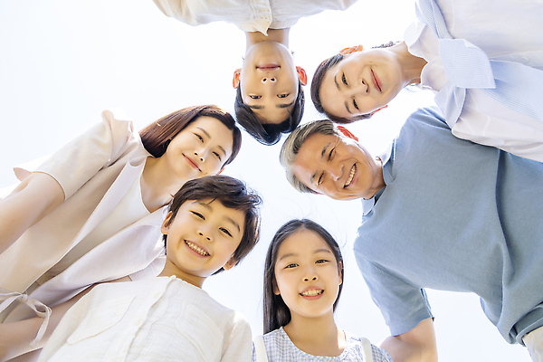 포토 JPG 주간 부부 응시 공원 여자 노년 남자 행복 어린이 로우앵글 손자 대가족 서기 미소 소녀 소년 여러명 상반신 성인 야외 앞모습 10대 30대 부모 한국인 자녀 가족라이프 60대 즐거움 조부모 머리맞대기 내려보기 단체사진 국내포토 자연요소 라이프스타일 커플 시선 공공시설 감정 뷰포인트 다수 가족 모션 청소년 표정 사람 동양인 장년 손주 기념사진 파일형식