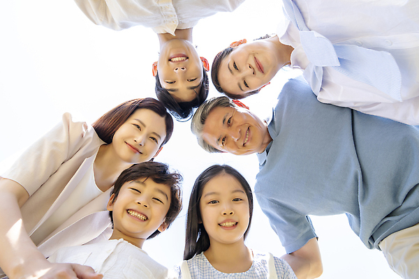 포토 JPG 주간 부부 응시 공원 여자 노년 남자 행복 어린이 로우앵글 손자 대가족 서기 미소 소녀 소년 여러명 상반신 성인 야외 앞모습 10대 30대 부모 한국인 자녀 가족라이프 60대 즐거움 조부모 머리맞대기 내려보기 단체사진 국내포토 자연요소 라이프스타일 커플 시선 공공시설 감정 뷰포인트 다수 가족 모션 청소년 표정 사람 동양인 장년 손주 기념사진 파일형식