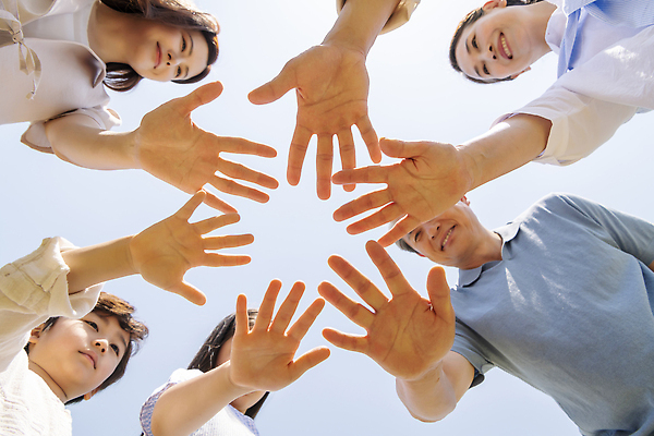 포토 JPG 주간 부부 응시 공원 여자 노년 남자 행복 어린이 로우앵글 손자 대가족 손바닥 서기 미소 소녀 소년 여러명 상반신 성인 야외 앞모습 10대 30대 부모 한국인 자녀 가족라이프 60대 즐거움 손모으기 손뻗기 조부모 내려보기 단체사진 국내포토 자연요소 라이프스타일 손 커플 시선 공공시설 감정 뷰포인트 다수 가족 모션 청소년 표정 사람 동양인 손짓 장년 손주 기념사진 파일형식