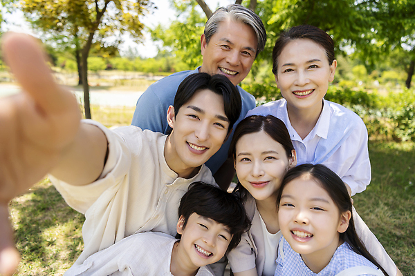 포토 JPG 주간 나무 부부 응시 공원 여자 노년 남자 행복 어린이 손자 대가족 미소 앉기 소녀 근접촬영 소년 여러명 상반신 성인 야외 앞모습 10대 30대 부모 한국인 자녀 가족라이프 60대 셀프카메라 즐거움 손뻗기 조부모 단체사진 국내포토 자연요소 식물 라이프스타일 커플 시선 공공시설 감정 뷰포인트 다수 가족 모션 청소년 표정 사람 동양인 장년 사진촬영 손주 기념사진 파일형식