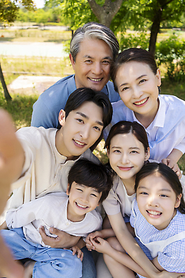 포토 JPG 주간 나무 부부 응시 공원 여자 노년 남자 행복 어린이 안기 손자 대가족 미소 앉기 소녀 소년 여러명 상반신 성인 야외 앞모습 10대 30대 부모 한국인 자녀 가족라이프 60대 셀프카메라 즐거움 손뻗기 조부모 단체사진 국내포토 자연요소 식물 라이프스타일 커플 시선 공공시설 감정 뷰포인트 다수 가족 모션 청소년 표정 사람 동양인 장년 사진촬영 손주 기념사진 파일형식