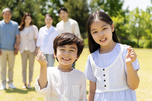 포토 JPG 주간 전신 나무 부부 응시 공원 여자 노년 남자 행복 어린이 손자 손녀 대가족 서기 미소 소녀 소년 여러명 상반신 성인 야외 앞모습 아웃포커스 10대 30대 부모 팔짱 손잡기 한국인 자녀 가족라이프 60대 즐거움 손하트 나란히 조부모 단체사진 국내포토 자연요소 식물 라이프스타일 커플 시선 공공시설 감정 뷰포인트 다수 가족 모션 청소년 촬영기법 표정 사람 동양인 손짓 장년 손주 기념사진 파일형식