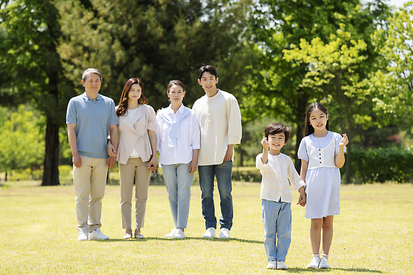 포토 JPG 주간 전신 나무 부부 응시 공원 여자 노년 남자 행복 어린이 손자 손녀 대가족 서기 미소 소녀 소년 여러명 성인 야외 앞모습 10대 30대 부모 손잡기 한국인 자녀 가족라이프 60대 즐거움 주머니손 손하트 나란히 조부모 단체사진 국내포토 자연요소 식물 라이프스타일 커플 시선 공공시설 감정 뷰포인트 다수 가족 모션 청소년 표정 사람 동양인 손짓 장년 손주 기념사진 파일형식