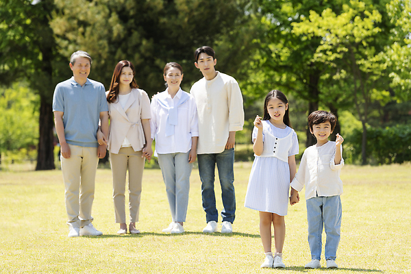 포토 JPG 주간 전신 나무 부부 응시 공원 여자 노년 남자 행복 어린이 손자 손녀 대가족 서기 미소 여러명 성인 야외 앞모습 10대 30대 부모 팔짱 손잡기 한국인 자녀 가족라이프 60대 즐거움 손하트 나란히 조부모 단체사진 국내포토 자연요소 식물 라이프스타일 커플 시선 공공시설 감정 뷰포인트 다수 가족 모션 청소년 표정 사람 동양인 손짓 장년 손주 기념사진 파일형식