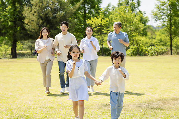 포토 JPG 주간 전신 나무 부부 응시 공원 여자 노년 남자 행복 어린이 손자 손녀 대가족 미소 소녀 소년 여러명 성인 야외 앞모습 10대 30대 부모 달리기 손잡기 한국인 자녀 가족라이프 60대 즐거움 조부모 단체사진 국내포토 자연요소 식물 라이프스타일 커플 시선 공공시설 감정 뷰포인트 다수 가족 모션 청소년 표정 사람 동양인 장년 손주 기념사진 파일형식
