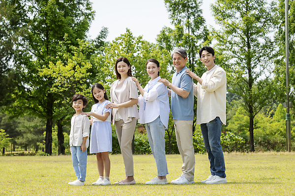 포토 JPG 주간 전신 나무 부부 응시 공원 여자 노년 남자 행복 어린이 손자 손녀 대가족 서기 미소 소녀 소년 여러명 성인 야외 옆모습 10대 30대 부모 한국인 자녀 가족라이프 60대 즐거움 일렬 나란히 조부모 줄서기 어깨에손 단체사진 국내포토 자연요소 식물 라이프스타일 커플 시선 공공시설 감정 뷰포인트 다수 가족 모션 청소년 표정 사람 동양인 장년 손주 기념사진 파일형식