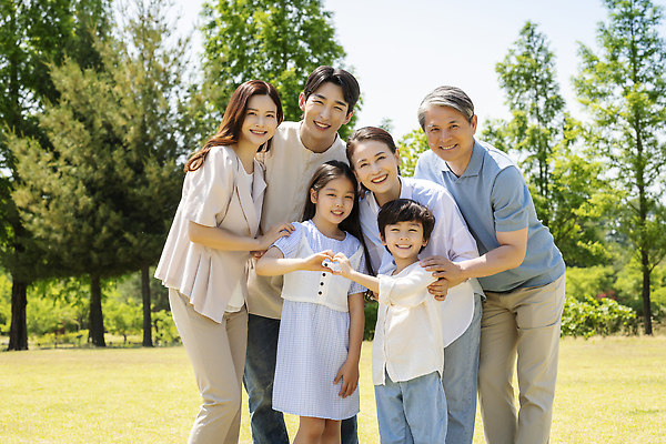 포토 JPG 주간 나무 부부 응시 공원 여자 노년 남자 행복 어린이 손자 손녀 대가족 서기 미소 소녀 소년 여러명 상반신 성인 야외 앞모습 10대 30대 부모 한국인 자녀 가족라이프 60대 즐거움 손하트 감싸기 조부모 어깨에손 단체사진 국내포토 자연요소 식물 라이프스타일 커플 시선 공공시설 감정 뷰포인트 다수 가족 모션 청소년 표정 사람 동양인 손짓 장년 손주 기념사진 파일형식