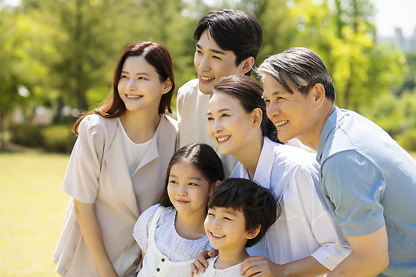 포토 JPG 주간 나무 부부 응시 공원 여자 노년 남자 행복 어린이 손자 손녀 대가족 서기 미소 소녀 소년 여러명 상반신 성인 야외 앞모습 옆모습 아웃포커스 10대 30대 부모 한국인 자녀 가족라이프 60대 즐거움 조부모 어깨에손 단체사진 국내포토 자연요소 식물 라이프스타일 커플 시선 공공시설 감정 뷰포인트 다수 가족 모션 청소년 촬영기법 표정 사람 동양인 장년 손주 기념사진 파일형식