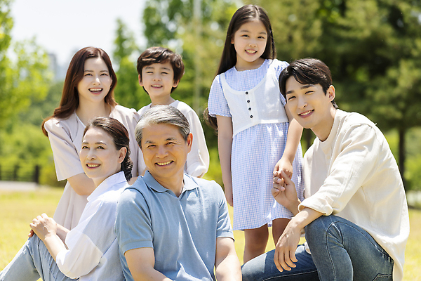 포토 JPG 주간 나무 부부 응시 공원 여자 노년 남자 행복 어린이 손자 손녀 대가족 서기 미소 앉기 소녀 소년 잔디 여러명 상반신 성인 야외 앞모습 옆모습 아웃포커스 10대 30대 부모 손잡기 한국인 자녀 가족라이프 60대 즐거움 조부모 단체사진 국내포토 자연요소 식물 라이프스타일 커플 시선 공공시설 감정 뷰포인트 다수 가족 모션 청소년 촬영기법 표정 사람 동양인 장년 손주 기념사진 파일형식