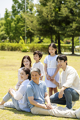 포토 JPG 주간 전신 나무 부부 응시 공원 여자 노년 남자 행복 어린이 손자 손녀 대가족 서기 미소 앉기 소녀 소년 잔디 여러명 상반신 성인 야외 앞모습 옆모습 10대 30대 부모 손잡기 한국인 등맞대기 자녀 가족라이프 60대 즐거움 조부모 단체사진 국내포토 자연요소 식물 라이프스타일 커플 시선 공공시설 감정 뷰포인트 다수 가족 모션 청소년 표정 사람 동양인 장년 손주 기념사진 파일형식