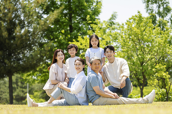 포토 JPG 주간 전신 나무 부부 응시 공원 여자 노년 남자 행복 어린이 손자 손녀 대가족 서기 미소 앉기 소녀 소년 잔디 여러명 성인 야외 앞모습 옆모습 10대 30대 부모 한국인 등맞대기 자녀 가족라이프 60대 즐거움 조부모 단체사진 국내포토 자연요소 식물 라이프스타일 커플 시선 공공시설 감정 뷰포인트 다수 가족 모션 청소년 표정 사람 동양인 장년 손주 기념사진 파일형식