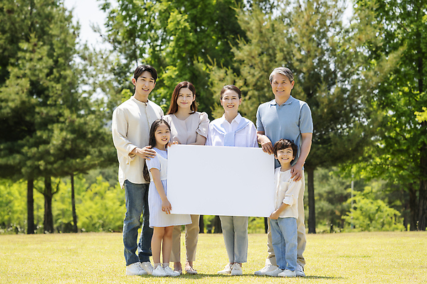 포토 JPG 주간 전신 나무 배너 부부 응시 공원 여자 노년 남자 행복 어린이 손자 손녀 대가족 프레임 서기 미소 들기 소녀 소년 잔디 여러명 성인 야외 앞모습 옆모습 10대 30대 부모 팻말 한국인 자녀 가족라이프 60대 즐거움 조부모 어깨에손 단체사진 국내포토 자연요소 식물 라이프스타일 커플 시선 공공시설 감정 뷰포인트 다수 가족 모션 청소년 표정 사람 동양인 장년 손주 기념사진 파일형식