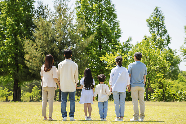 포토 JPG 주간 전신 나무 부부 공원 여자 노년 남자 행복 어린이 손자 손녀 대가족 서기 미소 소녀 소년 잔디 여러명 성인 야외 뒷모습 10대 30대 부모 손잡기 한국인 자녀 가족라이프 60대 즐거움 나란히 조부모 단체사진 국내포토 자연요소 식물 라이프스타일 커플 공공시설 감정 뷰포인트 다수 가족 모션 청소년 표정 사람 동양인 장년 손주 기념사진 파일형식