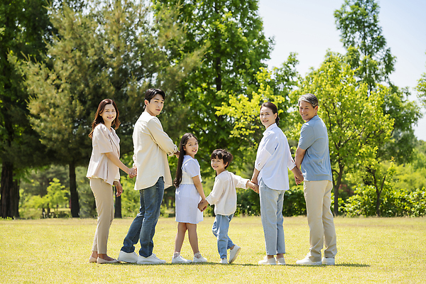 포토 JPG 주간 전신 나무 부부 응시 공원 여자 노년 남자 행복 어린이 손자 손녀 대가족 서기 미소 소녀 소년 잔디 여러명 성인 야외 뒷모습 10대 30대 부모 손잡기 한국인 자녀 가족라이프 뒤돌아보기 60대 즐거움 나란히 조부모 단체사진 국내포토 자연요소 식물 라이프스타일 커플 시선 공공시설 감정 뷰포인트 다수 가족 모션 청소년 표정 사람 동양인 장년 손주 기념사진 파일형식