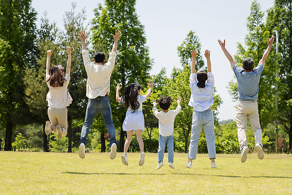 포토 JPG 주간 전신 나무 부부 공원 여자 노년 남자 행복 어린이 팔벌리기 손자 손녀 대가족 소녀 소년 잔디 여러명 성인 야외 뒷모습 10대 30대 부모 점프 만세 한국인 자녀 가족라이프 60대 즐거움 손뻗기 조부모 단체사진 국내포토 자연요소 식물 라이프스타일 커플 공공시설 감정 뷰포인트 다수 가족 모션 청소년 사람 동양인 장년 손주 기념사진 파일형식