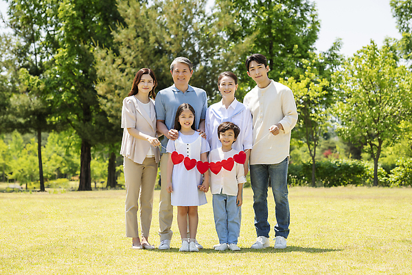 포토 JPG 주간 전신 나무 부부 응시 공원 여자 노년 남자 행복 어린이 손자 손녀 대가족 서기 미소 들기 소녀 소년 잔디 여러명 성인 야외 앞모습 10대 30대 부모 한국인 자녀 하트 가족라이프 60대 즐거움 가랜드 조부모 어깨에손 단체사진 국내포토 자연요소 모양 식물 라이프스타일 커플 시선 공공시설 감정 뷰포인트 다수 가족 모션 청소년 표정 사람 동양인 장년 손주 파티용품 기념사진 파일형식