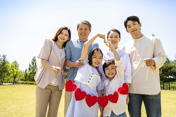포토 JPG 주간 나무 부부 응시 공원 여자 노년 남자 행복 어린이 손자 손녀 대가족 서기 미소 들기 소녀 소년 잔디 여러명 상반신 성인 야외 앞모습 10대 30대 부모 한국인 자녀 하트 가족라이프 60대 즐거움 손하트 가랜드 조부모 단체사진 국내포토 자연요소 모양 식물 라이프스타일 커플 시선 공공시설 감정 뷰포인트 다수 가족 모션 청소년 표정 사람 동양인 손짓 장년 손주 파티용품 기념사진 파일형식