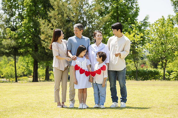 포토 JPG 주간 전신 나무 부부 응시 공원 여자 노년 남자 행복 어린이 손자 손녀 대가족 서기 미소 들기 소녀 소년 잔디 여러명 성인 야외 앞모습 10대 30대 부모 마주보기 한국인 자녀 하트 가족라이프 60대 즐거움 가랜드 조부모 단체사진 국내포토 자연요소 모양 식물 라이프스타일 커플 시선 공공시설 감정 뷰포인트 다수 가족 모션 청소년 표정 사람 동양인 장년 손주 파티용품 기념사진 파일형식