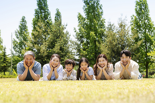 포토 JPG 주간 나무 부부 응시 공원 여자 노년 남자 행복 어린이 엎드리기 손자 손녀 대가족 미소 소녀 소년 잔디 여러명 상반신 성인 야외 앞모습 10대 30대 부모 턱괴기 한국인 자녀 가족라이프 60대 즐거움 꽃받침 나란히 조부모 단체사진 국내포토 자연요소 식물 라이프스타일 커플 시선 공공시설 감정 뷰포인트 다수 가족 모션 청소년 표정 사람 동양인 손짓 장년 손주 기념사진 파일형식