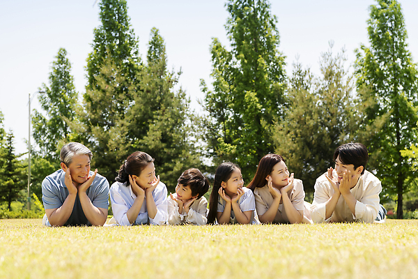 포토 JPG 주간 나무 부부 응시 공원 여자 노년 남자 행복 어린이 엎드리기 손자 손녀 대가족 미소 소녀 소년 잔디 여러명 상반신 성인 야외 앞모습 10대 30대 부모 턱괴기 한국인 자녀 가족라이프 60대 즐거움 꽃받침 나란히 조부모 단체사진 국내포토 자연요소 식물 라이프스타일 커플 시선 공공시설 감정 뷰포인트 다수 가족 모션 청소년 표정 사람 동양인 손짓 장년 손주 기념사진 파일형식