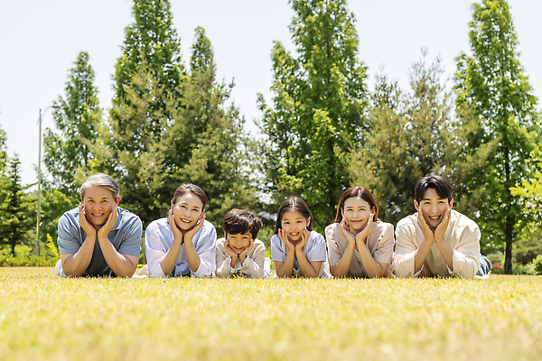 포토 JPG 주간 나무 부부 응시 공원 여자 노년 남자 행복 어린이 엎드리기 손자 손녀 대가족 미소 소녀 소년 잔디 여러명 상반신 성인 야외 앞모습 10대 30대 부모 턱괴기 한국인 자녀 가족라이프 60대 즐거움 꽃받침 나란히 조부모 단체사진 국내포토 자연요소 식물 라이프스타일 커플 시선 공공시설 감정 뷰포인트 다수 가족 모션 청소년 표정 사람 동양인 손짓 장년 손주 기념사진 파일형식