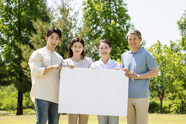 포토 JPG 주간 나무 배너 부부 응시 공원 여자 노년 남자 행복 가족 프레임 서기 미소 들기 여러명 상반신 성인 야외 앞모습 30대 부모 팻말 한국인 가족라이프 60대 즐거움 부부라이프 국내포토 자연요소 식물 라이프스타일 커플 시선 공공시설 감정 뷰포인트 다수 관계 모션 표정 사람 동양인 장년 파일형식