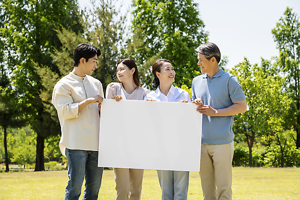 포토 JPG 주간 나무 배너 부부 응시 공원 여자 노년 남자 행복 가족 프레임 서기 미소 들기 잔디 여러명 상반신 성인 야외 앞모습 30대 부모 마주보기 팻말 한국인 가족라이프 60대 즐거움 부부라이프 국내포토 자연요소 식물 라이프스타일 커플 시선 공공시설 감정 뷰포인트 다수 관계 모션 표정 사람 동양인 장년 파일형식