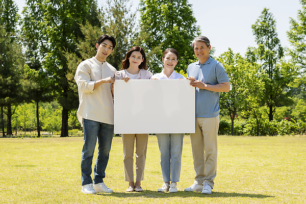 포토 JPG 주간 전신 나무 배너 부부 응시 공원 여자 노년 남자 행복 가족 프레임 서기 미소 들기 잔디 여러명 성인 야외 앞모습 30대 부모 팻말 한국인 가족라이프 60대 즐거움 부부라이프 국내포토 자연요소 식물 라이프스타일 커플 시선 공공시설 감정 뷰포인트 다수 관계 모션 표정 사람 동양인 장년 파일형식
