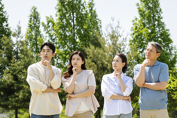 포토 JPG 주간 나무 부부 응시 공원 여자 노년 남자 가족 서기 여러명 상반신 성인 야외 앞모습 30대 부모 턱괴기 한국인 가족라이프 60대 고민 부부라이프 국내포토 자연요소 식물 라이프스타일 커플 시선 공공시설 감정 뷰포인트 다수 관계 모션 사람 동양인 장년 파일형식