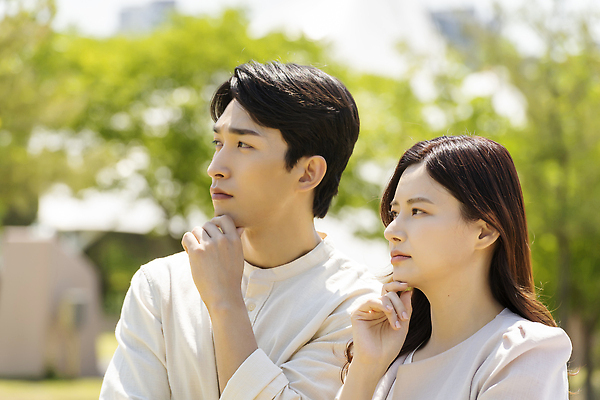 포토 JPG 주간 부부 공원 여자 남자 근접촬영 상반신 성인 야외 두명 앞모습 옆모습 아웃포커스 30대 턱괴기 한국인 가족라이프 고민 부부라이프 성인만 국내포토 자연요소 라이프스타일 커플 공공시설 감정 뷰포인트 가족 모션 촬영기법 사람 동양인 장년 파일형식