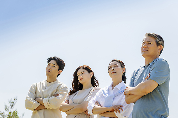 포토 JPG 주간 부부 응시 공원 여자 노년 남자 가족 서기 여러명 상반신 성인 야외 앞모습 30대 부모 팔짱 한국인 가족라이프 60대 고민 부부라이프 국내포토 자연요소 라이프스타일 커플 시선 공공시설 감정 뷰포인트 다수 관계 모션 사람 동양인 장년 파일형식