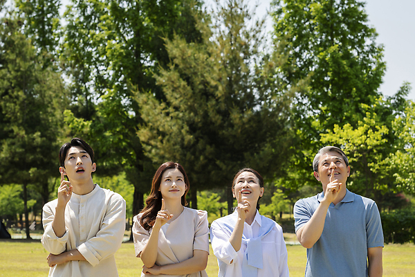 포토 JPG 주간 나무 부부 응시 공원 여자 노년 남자 행복 가족 아이디어 서기 미소 손짓 여러명 상반신 성인 야외 앞모습 30대 부모 한국인 가리킴 가족라이프 60대 즐거움 부부라이프 국내포토 자연요소 식물 라이프스타일 커플 시선 공공시설 감정 뷰포인트 다수 컨셉 관계 모션 표정 사람 동양인 장년 파일형식