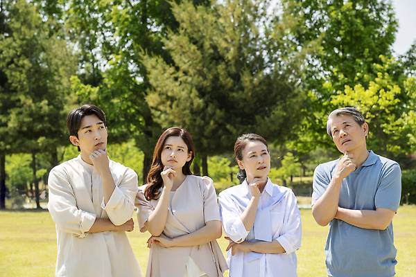 포토 JPG 주간 나무 부부 공원 여자 노년 남자 가족 서기 잔디 여러명 상반신 성인 야외 앞모습 30대 부모 턱괴기 한국인 가족라이프 60대 고민 부부라이프 국내포토 자연요소 식물 라이프스타일 커플 공공시설 감정 뷰포인트 다수 관계 모션 사람 동양인 장년 파일형식