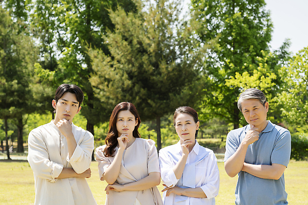 포토 JPG 주간 나무 부부 응시 공원 여자 노년 남자 가족 서기 잔디 여러명 상반신 성인 야외 앞모습 30대 부모 턱괴기 한국인 가족라이프 60대 고민 부부라이프 국내포토 자연요소 식물 라이프스타일 커플 시선 공공시설 감정 뷰포인트 다수 관계 모션 사람 동양인 장년 파일형식