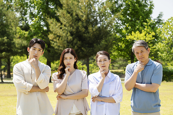 포토 JPG 주간 나무 부부 응시 공원 여자 노년 남자 가족 서기 잔디 여러명 상반신 성인 야외 앞모습 30대 부모 턱괴기 한국인 가족라이프 60대 고민 부부라이프 국내포토 자연요소 식물 라이프스타일 커플 시선 공공시설 감정 뷰포인트 다수 관계 모션 사람 동양인 장년 파일형식