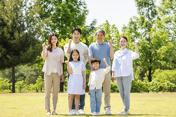 포토 JPG 주간 전신 나무 부부 응시 공원 여자 노년 남자 행복 어린이 응원 손자 손녀 대가족 서기 미소 소녀 소년 잔디 여러명 성인 야외 앞모습 10대 30대 부모 손들기 파이팅 주먹 한국인 자녀 가족라이프 60대 즐거움 조부모 어깨에손 단체사진 국내포토 자연요소 식물 라이프스타일 커플 시선 공공시설 감정 뷰포인트 다수 가족 모션 청소년 표정 사람 동양인 장년 손주 기념사진 파일형식