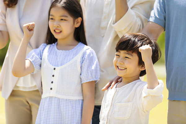 포토 JPG 주간 공원 여자 노년 남자 행복 어린이 가족 응원 손자 손녀 서기 미소 소녀 근접촬영 소년 잔디 여러명 상반신 성인 야외 앞모습 옆모습 10대 30대 손들기 파이팅 주먹 한국인 자녀 가족라이프 60대 즐거움 어깨에손 단체사진 국내포토 자연요소 식물 라이프스타일 공공시설 감정 뷰포인트 다수 관계 모션 청소년 표정 사람 동양인 장년 손주 기념사진 파일형식